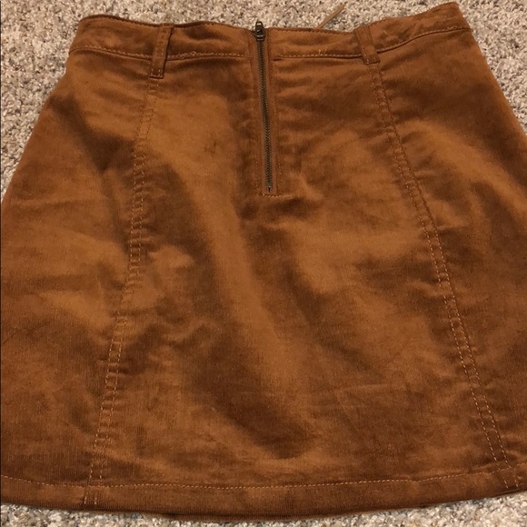 Swayed tan skirt - Picture 3 of 3